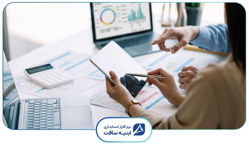 تصویر 2 حسابدار که درحال استفاده از نرم افزار حسابداری ساختمان سازی هستند.