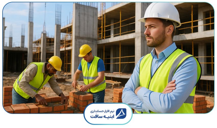 تصویری از کارگاه ساختمانی که فرد سرپرست در حال نظارت و مدیریت نیروهای کارگاهی است.