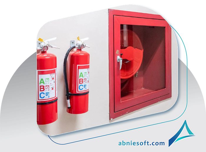 تصویری از 2 کپسول آتش نشانی، نصب شده به دیوار، که جزو مقررات ایمنی ساختمان است.