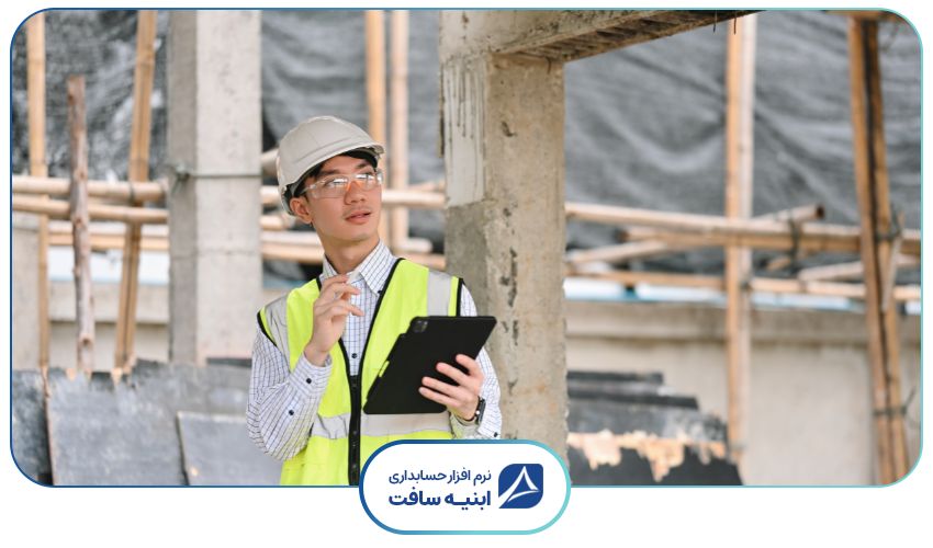 تصویر مسئول ایمنی که برای بررسی رعایت مقررات ایمنی ساختمان در محل کارگاه حضور دارد.
