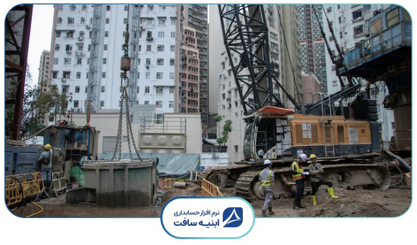 نمایی از ساختمان درحال ساخت و کارگران پروژه که درگیر چالشهای حسابداری پیمانکاری ساختمان هستند