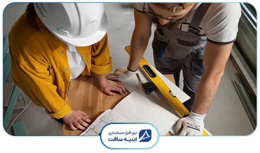 تصویر مفهومی در مورد دو شخص که دارند نقشه ی ساختمان را برای استفاده بهینه و درست از مصالح برای افزایش سود در پروژه پیمانکاری مرور می کنند