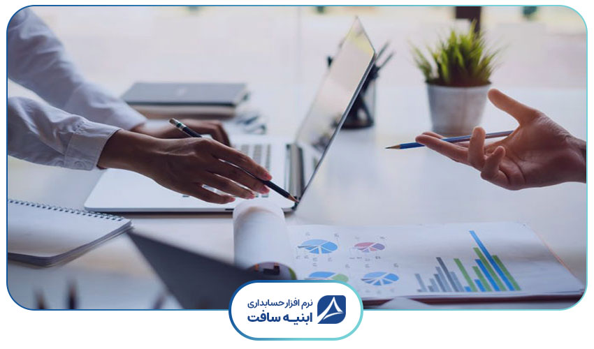 تصویر مفهومی از بحث کردن 2 مرد برای حسابداری پیمانکاری و چالش های آن