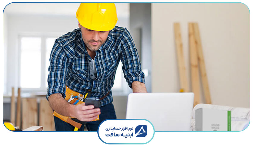 تصویری که شخصی دارد برای پروژه های پیمانکاری ناتمام حساب و کتاب انجام می دهد