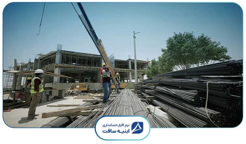 تصویری که نشان می دهد کارگران دارند مصالح ساختمانی که برای پروژه پیمانکاری تأمین شده است را تخلیله می کنند