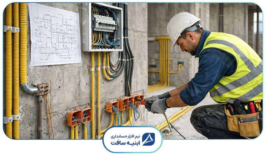 تصویری که نشان می دهد یک برق کار پروژه های ساختمانی دارد کلید و پریزها را نصب می کند.