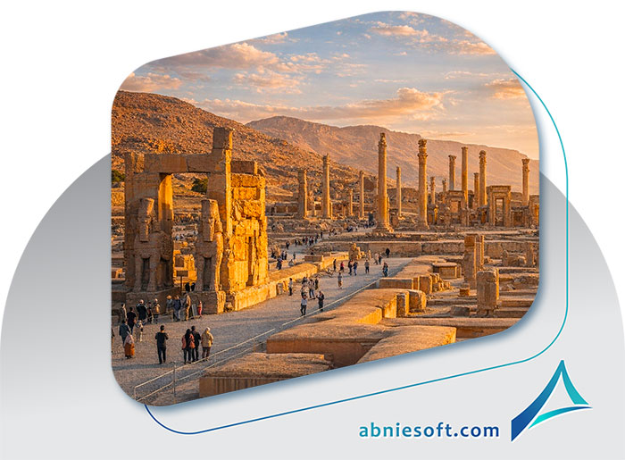 نمایی تاریخی تخت جمشید در استان فارس با ستون های باستانی، نمادی از شکوه معماری و پیشینه ساخت و ساز در فارس.